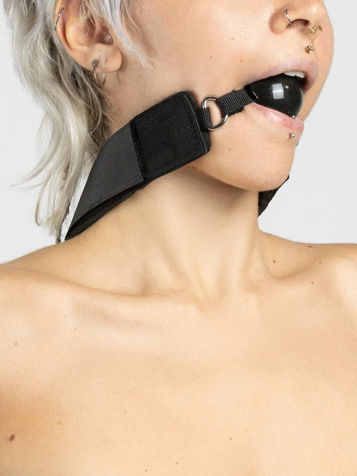 BONDAGERIE® Costrittivo Gàgbàll in silicone medico con manette regolabile