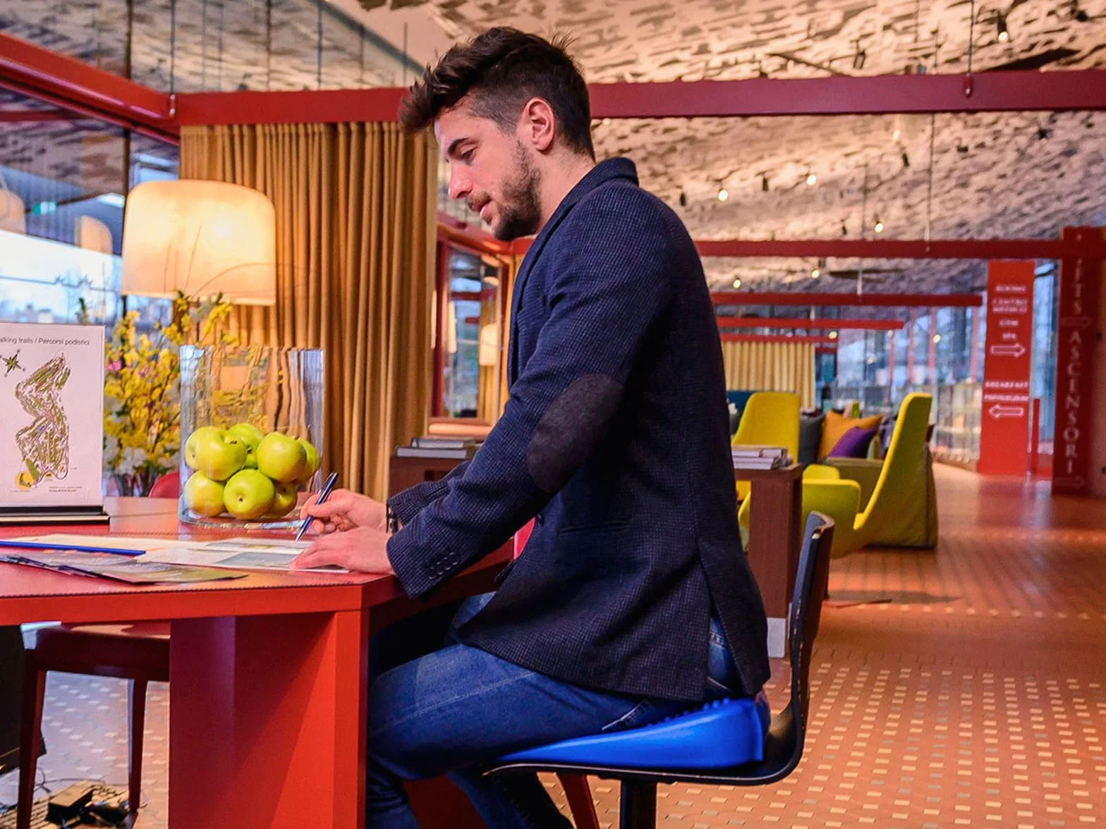 Gymnic Movin’ Sit Cuscino gonfiabile posturale blu a cuneo per seduta attiva