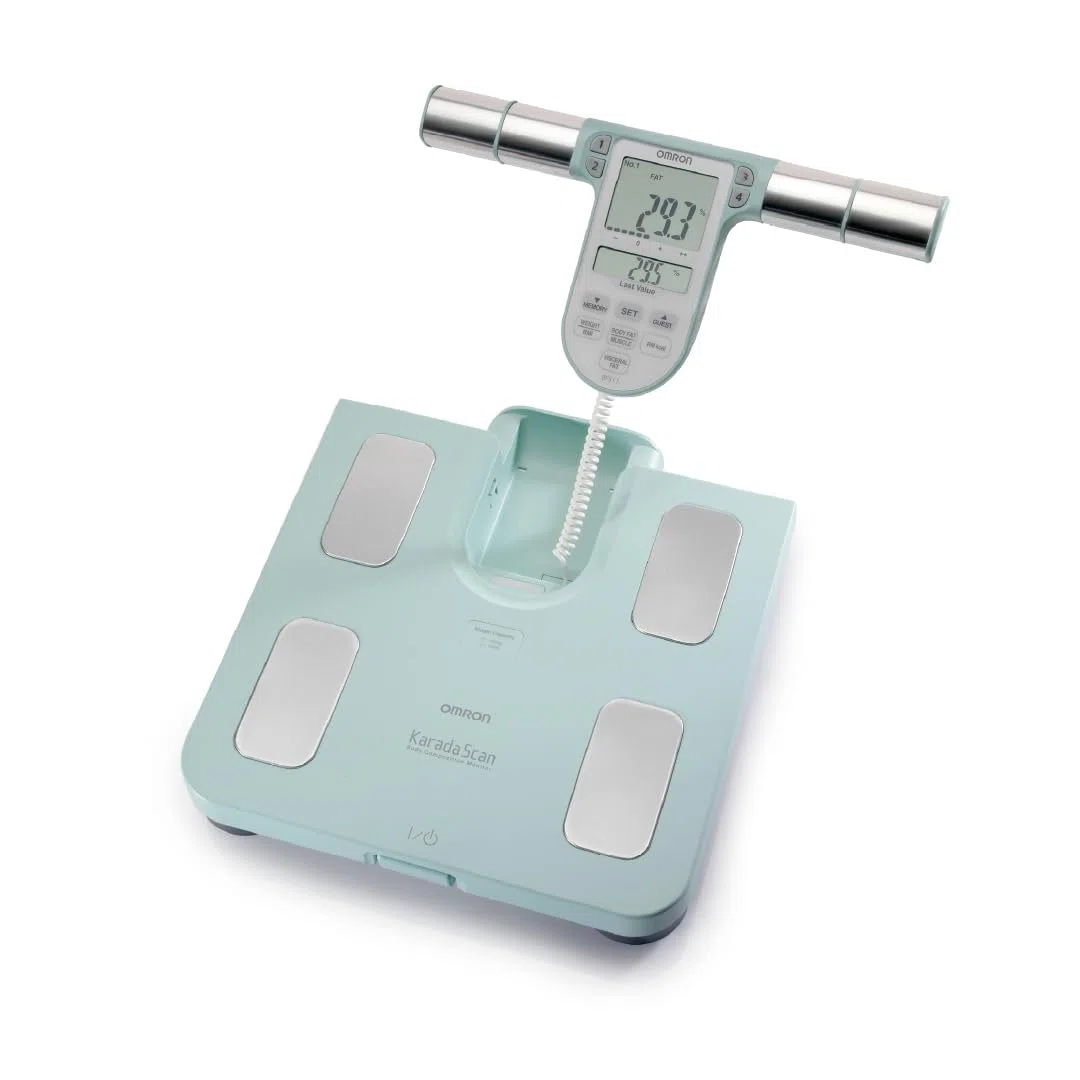 OMRON BF511 Analizzatore di composizione corporea clinicamente validato con 8 sensori ad alta precisione per misurare il corpo. Bilancia pesapersone digitale e di precisione.
