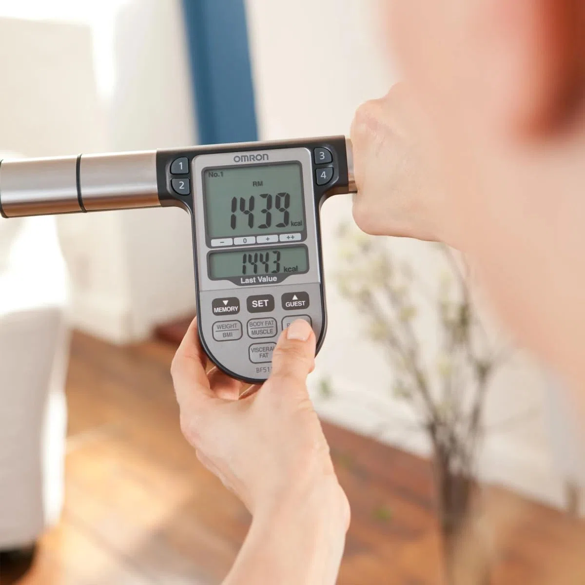 OMRON BF511 Analizzatore di composizione corporea clinicamente validato con 8 sensori ad alta precisione per misurare il corpo. Bilancia pesapersone digitale e di precisione.