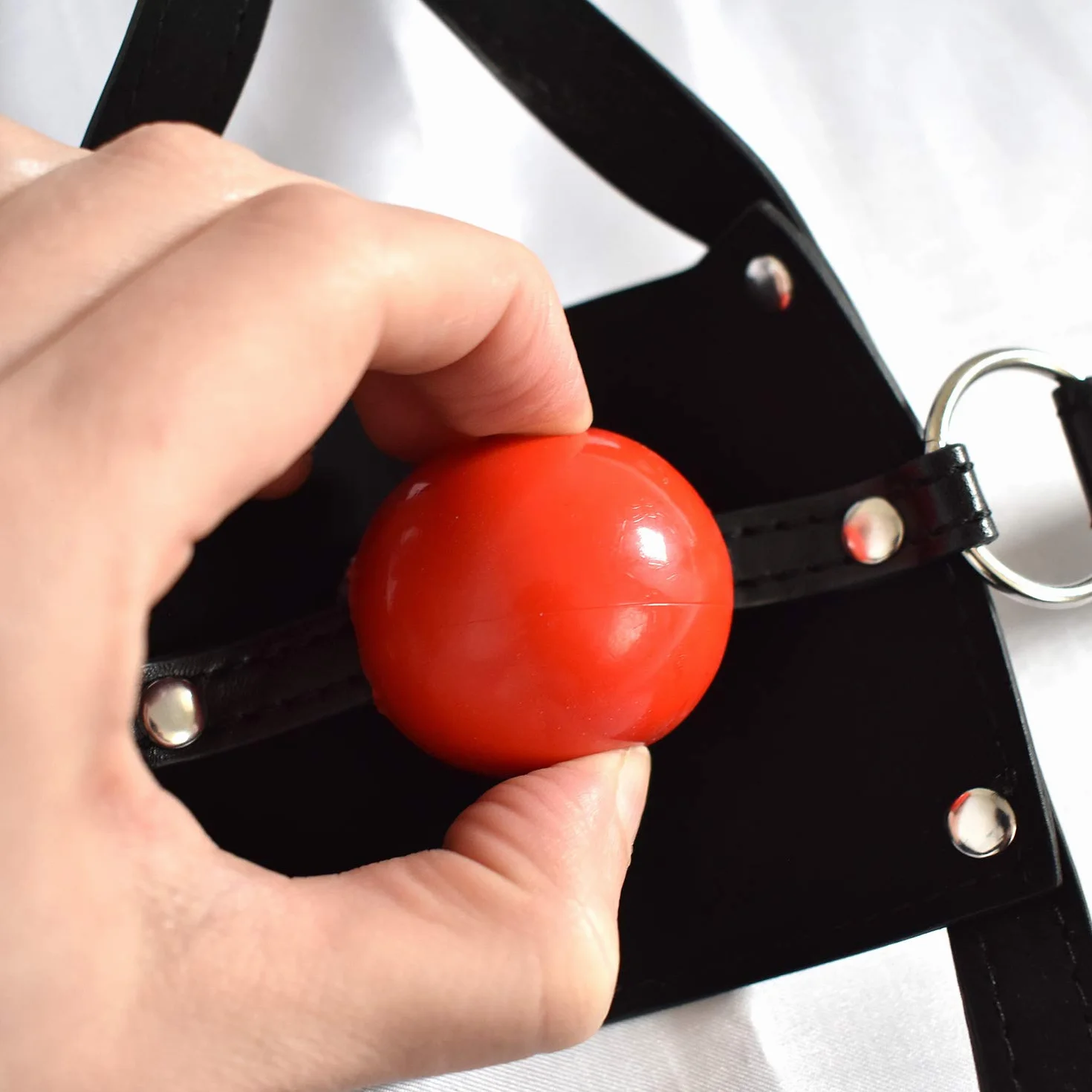 Bavaglio fetish in ecopelle con gag ball in silicone BDSM per giochi di ruolo regolabile