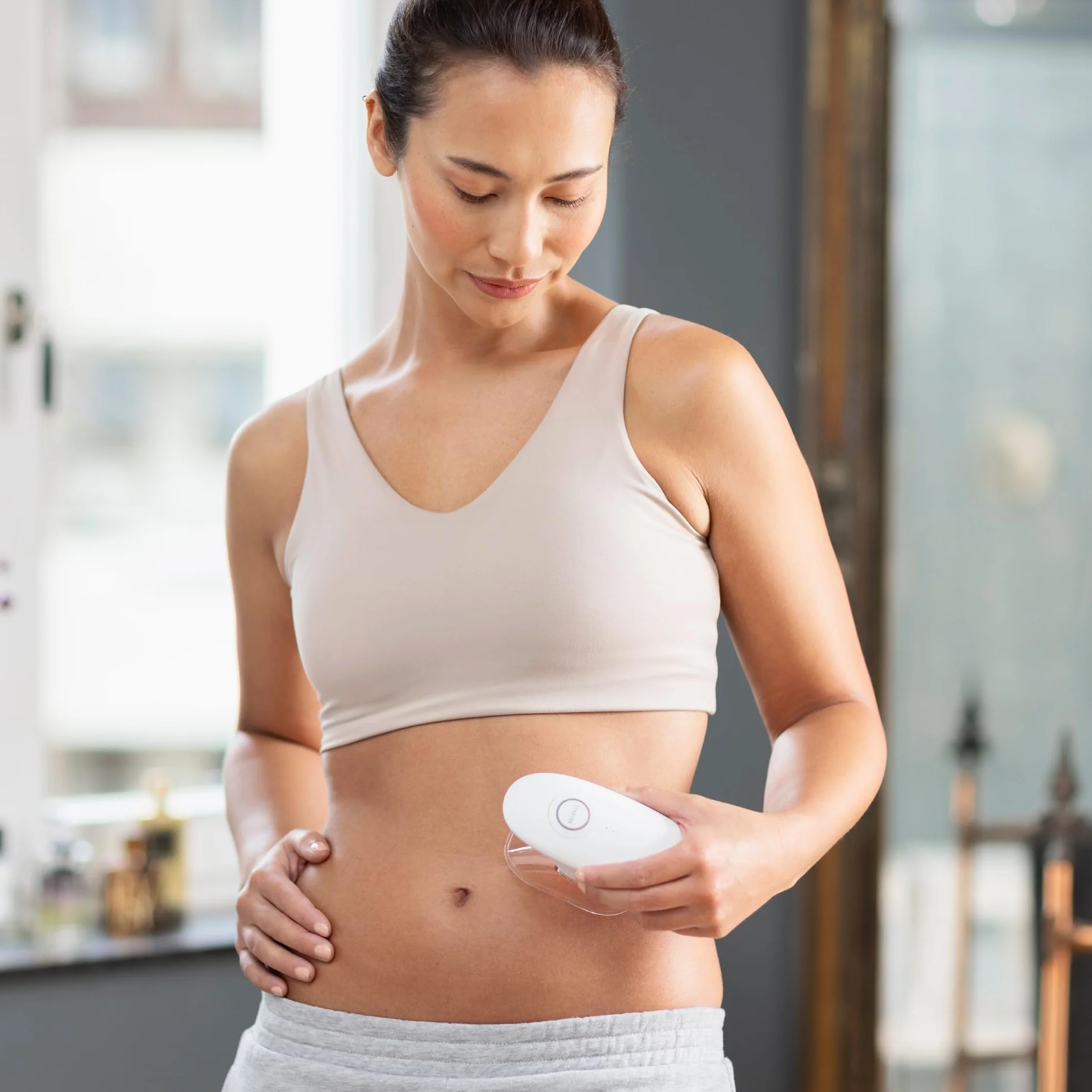 medisana VC 150 massaggiatore a coppettazione per una pelle bella e soda, dispositivo a coppettazione con massaggio a vuoto, EMS e luce rossa, massaggiatore anticellulite con drenaggio linfatico